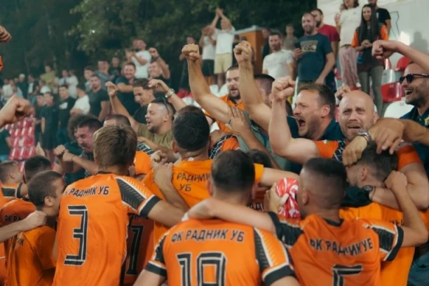 JEDNA OD LEPŠIH FUDBALSKIH SLIKA OVE SEZONE: Prepun stadion i istorijski trenutak za domaćina, ali i za gosta! (FOTO GALERIJA)