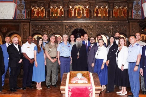 CRKVA I BEZBEDNJACI POD ISTIM KROVOM: Patrijarh Porfirije razgovarao sa oficirima i državnim zvaničnicima