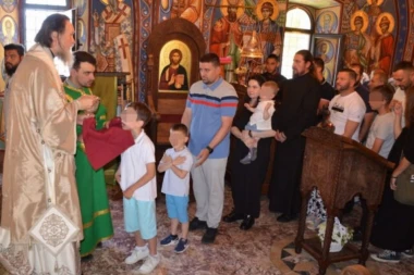 “NE PRIČEŠĆUJTE SE POD OSTROGOM AKO NISTE OPROSTILI!”: Pred moštima Svetog Vasilija umirovljeni vladika Jovan poslao važnu poruku
