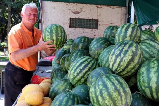 LUBENICE 25, DINJE 30 DINARA! Na ovom mestu u Beogradu građani se otimaju za voće i povrće - OVO JE NAJTRAŽENIJA ROBA