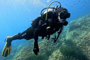 PROPELER ISKASAPIO RONIOCA KOD SVETOG STEFANA! Udario ga čamac, pa naleteo na zadnji deo!