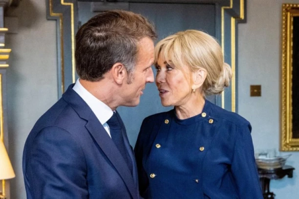 BRIŽIT MAKRON PONOVO OSTAVILA SVET BEZ REČI: Zakopčana do grla, ali smeli šlic pokazuje zašto je i dalje modna ikona (FOTO GALERIJA)