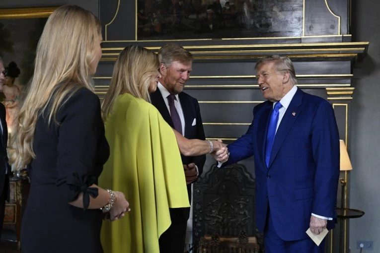 "KRALJICA JE PRELEPA I SPEKTAKULARNA": Tramp pao na čari najvažnije žene u zemlji! ŠTA ĆE NA OVO REĆI MELANIJA? (FOTO)