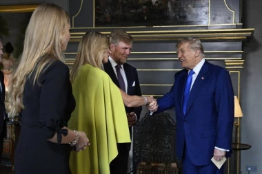 "KRALJICA JE PRELEPA I SPEKTAKULARNA": Tramp pao na čari najvažnije žene u zemlji! ŠTA ĆE NA OVO REĆI MELANIJA? (FOTO)