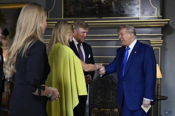 "KRALJICA JE PRELEPA I SPEKTAKULARNA": Tramp pao na čari najvažnije žene u zemlji! ŠTA ĆE NA OVO REĆI MELANIJA? (FOTO)