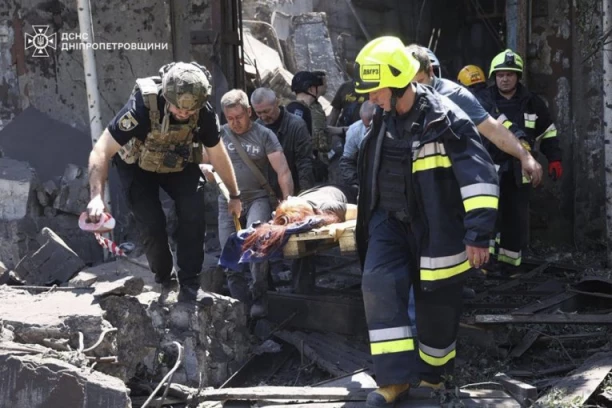 "SVI ĆEMO SADA UMRETI!" Ukrajinski dečak prestravljeno zavapio tokom ruskog udara na vrtić u Dnjepru (VIDEO)