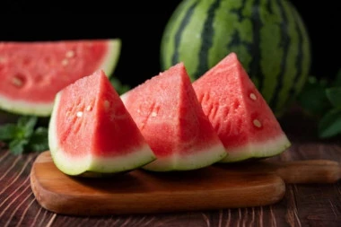 AKO OVO NE URADITE PRE SEČENJA LUBENICE, TO MOŽE DA BUDE OPASNO PO ZDRAVLJE: Lekari otkrivaju koju neoprostivu grešku mnogi prave