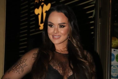 TIJANA EM IZAZVALA HAOS PRED KARLEUŠIN NASTUP! Grudi na izvolte i nikad kraći minjak bacio publiku u trans  - ZBOG NJE JE SVE STALO! (GALERIJA)