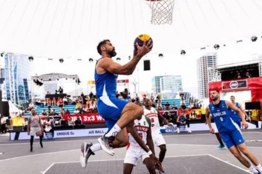 NIKADA NE POTCENJUJ SRCE ŠAMPIONA: Ples Orlova u Mongoliji - Nemci počišćeni sa terena! (VIDEO)