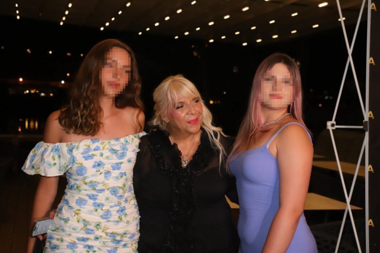 Atina i Nika Tošić s Karleušinom tetkom