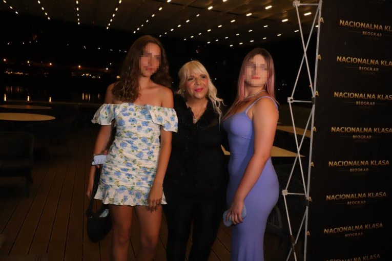 Atina i Nika Tošić s Karleušinom tetkom