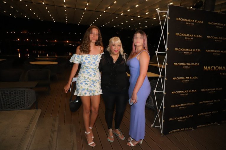 Atina i Nika Tošić s Karleušinom tetkom