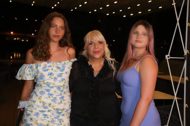 Atina i Nika Tošić s Karleušinom tetkom