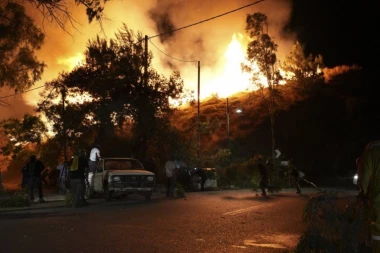 APOKALIPTIČNE SCENE U GRČKOJ! Vatrena stihija uništila 50.000 hektara i nastavlja da guta sve pred sobom (FOTO/VIDEO)