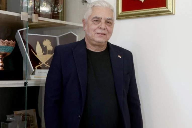 "NEPRIHVATLJIVO JE DA NOVINAR BUDE IZLOŽEN NASILJU ZBOG POSTAVLJENOG PITANJA!" Ministarstvo informisanja osudilo prebijanje Zorana Vicelarevića  na tribini Proglasa u Frankufurtu!