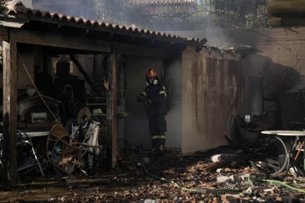 GORE SRPSKE KUĆE NA KOSMETU! Vatrena stihija se širi, požar zahvatio i ambulantu u Gojbulji - IZGORELA DO TEMELJA(VIDEO)