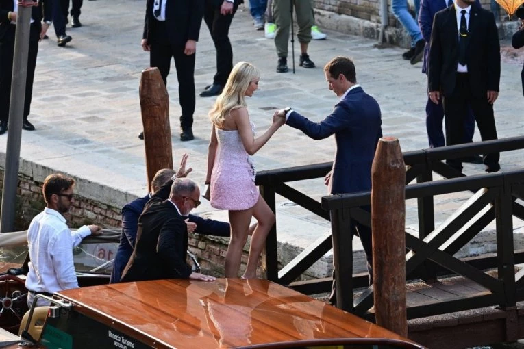 IVANKA TRAMP KAO BARBI, BLISTA U MINIĆU: Trampova mezimica izgrmela na venčanju decenije - od boje do kroja, sve je čista desetka! (FOTO)