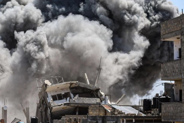 PAKAO U GAZI: Biciklista nestao pod ruševinama nakon izraelskog udara (VIDEO)