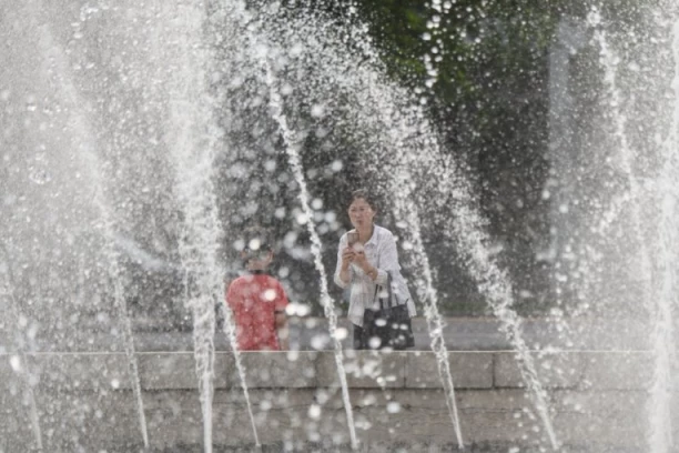 DEVOJKA SAMO U DONJEM VEŠU UZNEMIRAVALA PROLAZNIKE U CENTRU GRADA! Ušla u fontanu pa je jedva obuzdali