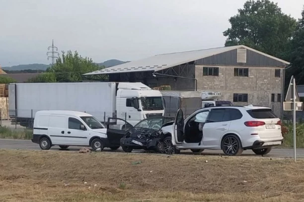 MAJKA I ĆERKA POVREĐENE, AUTOMOBIL SMRSKAN IZMEĐU DVA VOZILA! Strašni detalji nesreće u selu Zablaće!