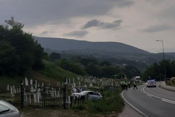 PUNIM GASOM U GROBLJE! Nesvakidašnja saobraćajna nezgoda kod Prijepolja (FOTO)