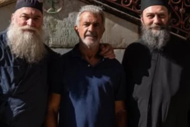SLAVNI MEL GIBSON STIGAO U HILANDAR DA DOČEKA VIDOVDAN: Evo zašto je izabrao baš ovaj srpski manastir