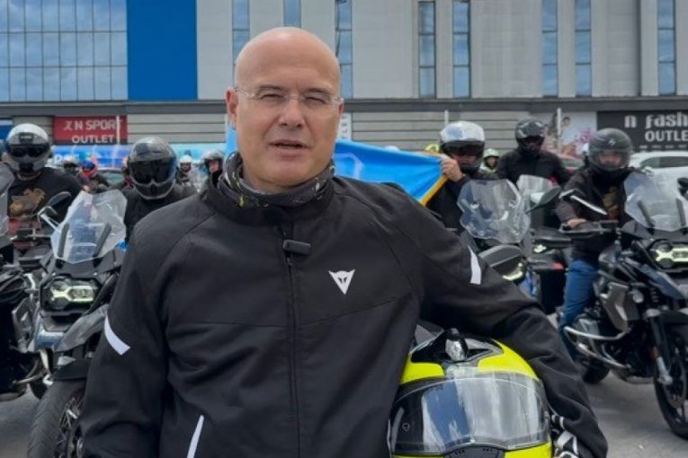 "SRBIJA SE VOLI I ČUVA NA VIDOVDAN!" Vučević krenuo put Beograda, u nesvakidašnjem izdanju sa jasnim ciljem! (VIDEO)