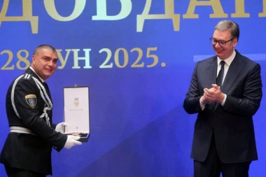 VIDOVDANSKI ORDEN HEROJIMA IZ SENKE! Komandant JZO Marko Kričak primio odlikovanje u ime Jedinice koja čuva bezbednost Srbije! (VIDEO)