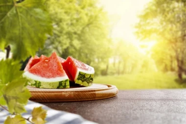 SVI LUBENICU JEDEMO DOK "NE PUKNEMO", A TO JE GREŠKA! Endokrinolog otkriva koliko kriški smemo pojesti i kad postaje opasna