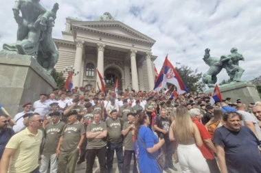 VIJORE SE SRPSKE ZASTAVE! I ratni vojni veterani ispred Skupštine! (FOTO)