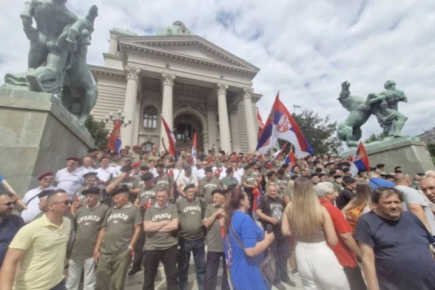 VIJORE SE SRPSKE ZASTAVE! I ratni vojni veterani ispred Skupštine! (FOTO)