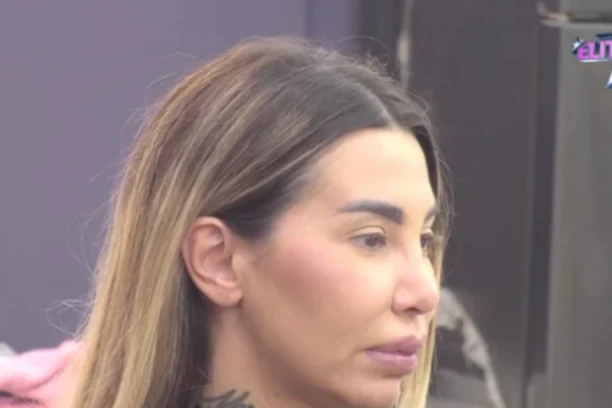 ANELI AHMIĆ ZABRINULA JAVNOST: Gleda u jednu tačku, potrebna joj je MEDICINSKA POMOĆ?!