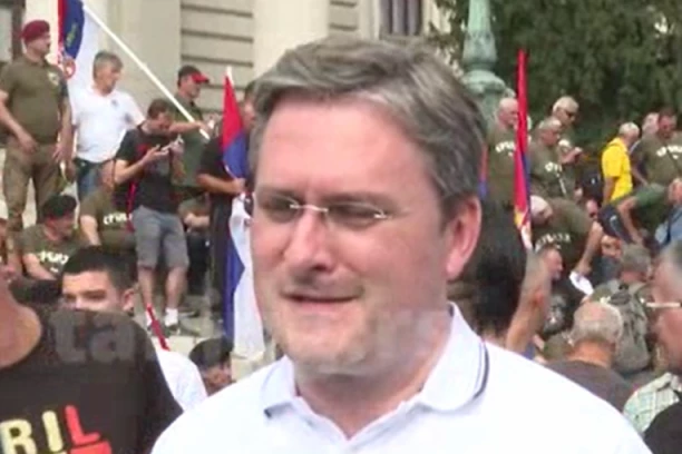 "NIKADA NISMO PRISTAJALI NA ULTIMATUME"! Selaković ispred Skupštine: "IMALI SMO MI SRBI MNOGO VIDOVDANA"! (VIDEO)