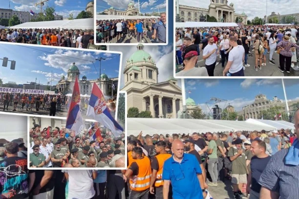 DOSTOJANSTVENO, PONOSNO, DOSTOJNO KOSOVSKOG ZAVETA! Završeno književno popodne ispred Skupštine! Vučević poručio Vučiću: "SVIRAJ KRAJ OBOJENOJ REVOLUCIJI"! (FOTO)