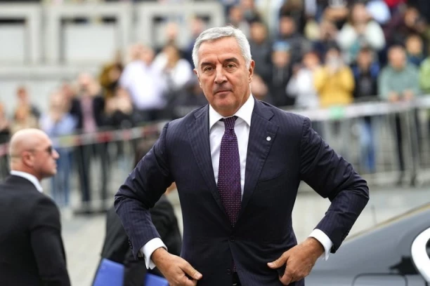 NAJSLAĐE SU MU NARODNE PARE! Milov režim je odavno pao, ali MILIONI iz budžeta i dalje ležu na račun Đukanovićevog DPS