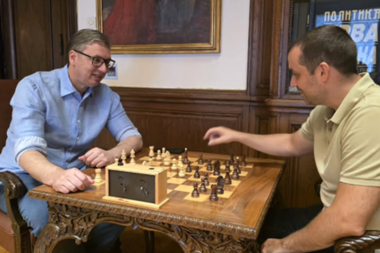 VUČIĆ UPRAVO OBJAVIO FOTOGRAFIJU IZ PREDSEDNIŠTVA SRBIJE: "Trenuci relaksacije" (FOTO)