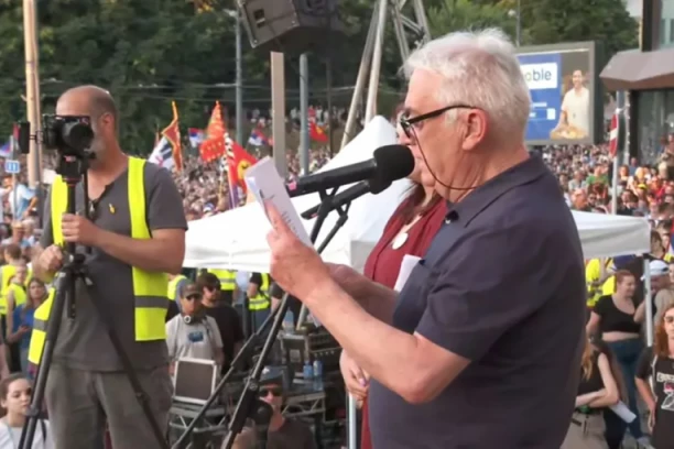 NA BLOKADERSKOM SKUPU GOVORI ČOVEK KOJI JE PRODAO SRPSKU ZEMLJU ALBANCIMA ZA BAGATELU: Dok se on bogatio, srpsko nasleđe je rasparčavano i preprodavano