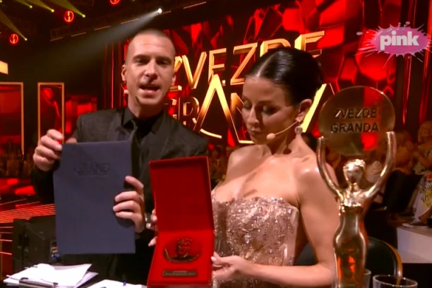 VODITELJKA NA FINALE TAKMIČENJA STIGLA U BRUTALNOJ MAŠINI! Ovo je dolazak U VELIKOM STILU - evo zašto svi bruje o Ani Sević! (VIDEO)