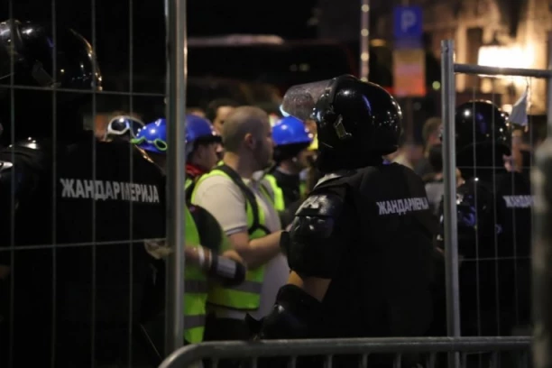 MASOVNO SKIDAJU MARKERE, OD STUDENATA POSTALI HULIGANI! Stravično nasilje blokadera u centru Beograda! SAD NASRNULI I NA POLICIJU! (VIDEO/FOTO)