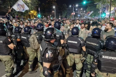 TRI POLICAJCA POVREĐENA, JEDAN TEŽE! Blokaderi ne prezaju ni od čega - SEJU HAOS I ANARHIJU U CENTRU BEOGRADA! (VIDEO/FOTO)