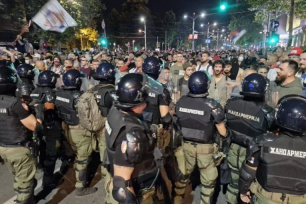 TRI POLICAJCA POVREĐENA, JEDAN TEŽE! Blokaderi ne prezaju ni od čega - SEJU HAOS I ANARHIJU U CENTRU BEOGRADA! (VIDEO/FOTO)