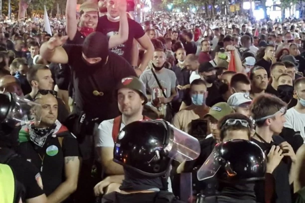 PALA PRVA HAPŠENJA ZBOG NEREDA U CENTRU BEOGRADA! Blokaderi se polako povlače, dve najjače grupe već "obezglavljene"! (VIDEO/FOTO)