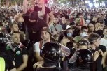 PALA PRVA HAPŠENJA ZBOG NEREDA U CENTRU BEOGRADA! Blokaderi se polako povlače, dve najjače grupe već "obezglavljene"! (VIDEO/FOTO)