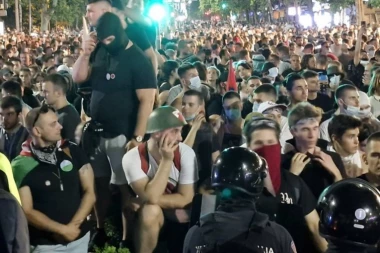 PALE SE I SKRNAVE DRŽAVNE ZASTAVE! Blokaderi pokazali pravo lice