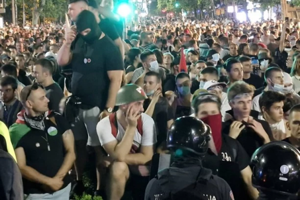 PALE SE I SKRNAVE DRŽAVNE ZASTAVE! Blokaderi pokazali pravo lice