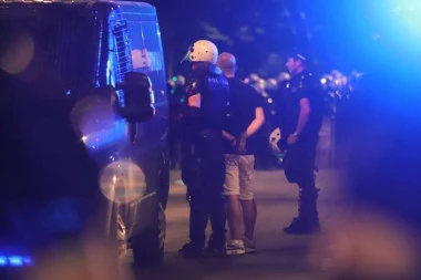 UHAPŠEN JEDAN OD KOLOVOĐA HAOSA! Policija privodi blokaderske nasilnike iz centra Beograda, bežanija u Bulevaru kralja Aleksandra (VIDEO)