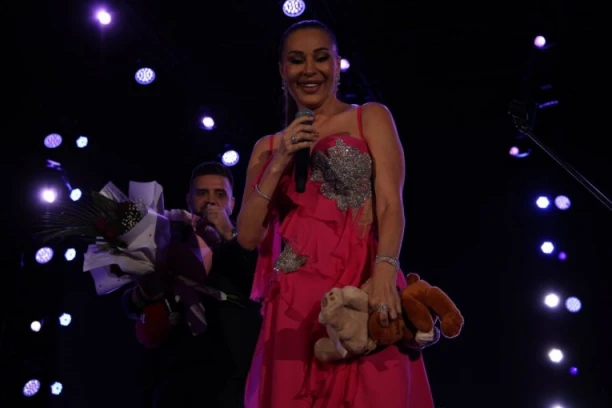 CECA DOŽIVELA ŠOK NA BINI! Mladi pevač je iznenada zgrabio, ruka mu zalutala među RASKOŠNE OBLINE! (VIDEO)