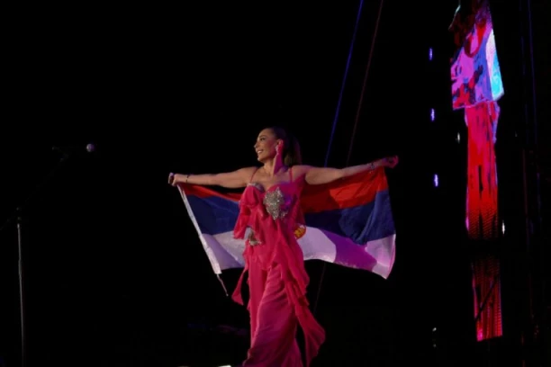 CECA ZAPEVALA SA SRPSKOM ZASTAVOM: Publiku oduševila patriotskim potezom, a onda su je fanovi iznenadili JEDINSTVENIM POKLONOM! (VIDEO)