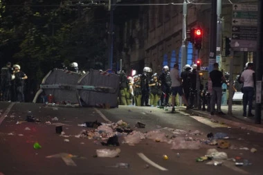 PORODICE I DECA VEČERAS OSTALI "ZAROBLJENI" POD BLOKADERSKIM TEROROM: Blokade izazvale paniku u Beogradu, A TO NIJE NAJGORE