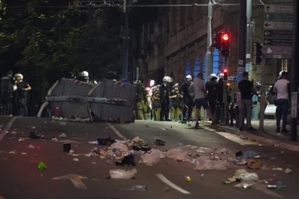 PORODICE I DECA VEČERAS OSTALI "ZAROBLJENI" POD BLOKADERSKIM TEROROM: Blokade izazvale paniku u Beogradu, A TO NIJE NAJGORE